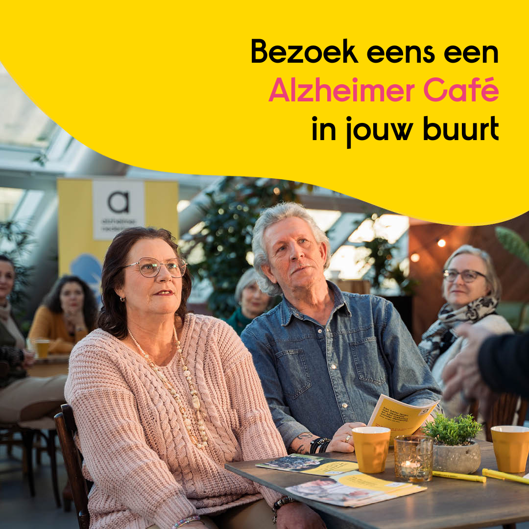 Foto van een Alzheimer café met de tekst: 'Bezoek eens een Alzheimer Café in jouw buurt'