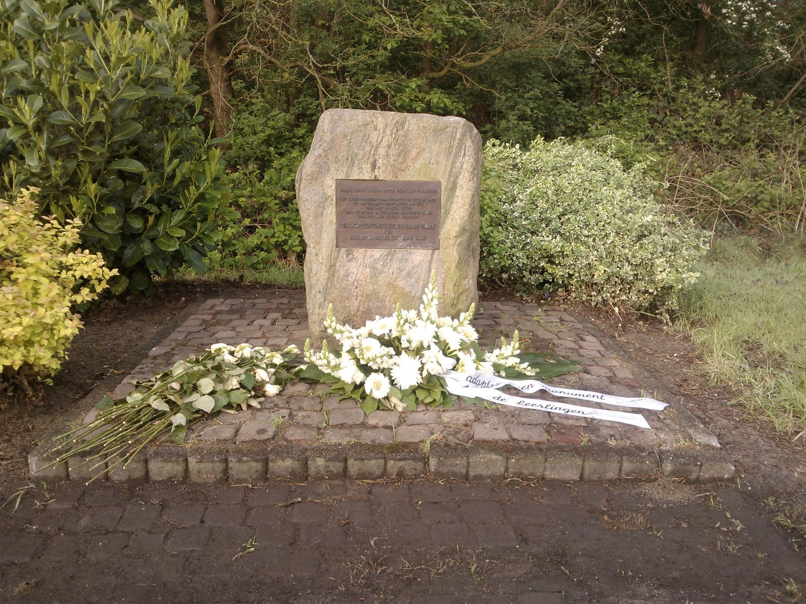 Zuiderzeestraatweg monument met bloemen