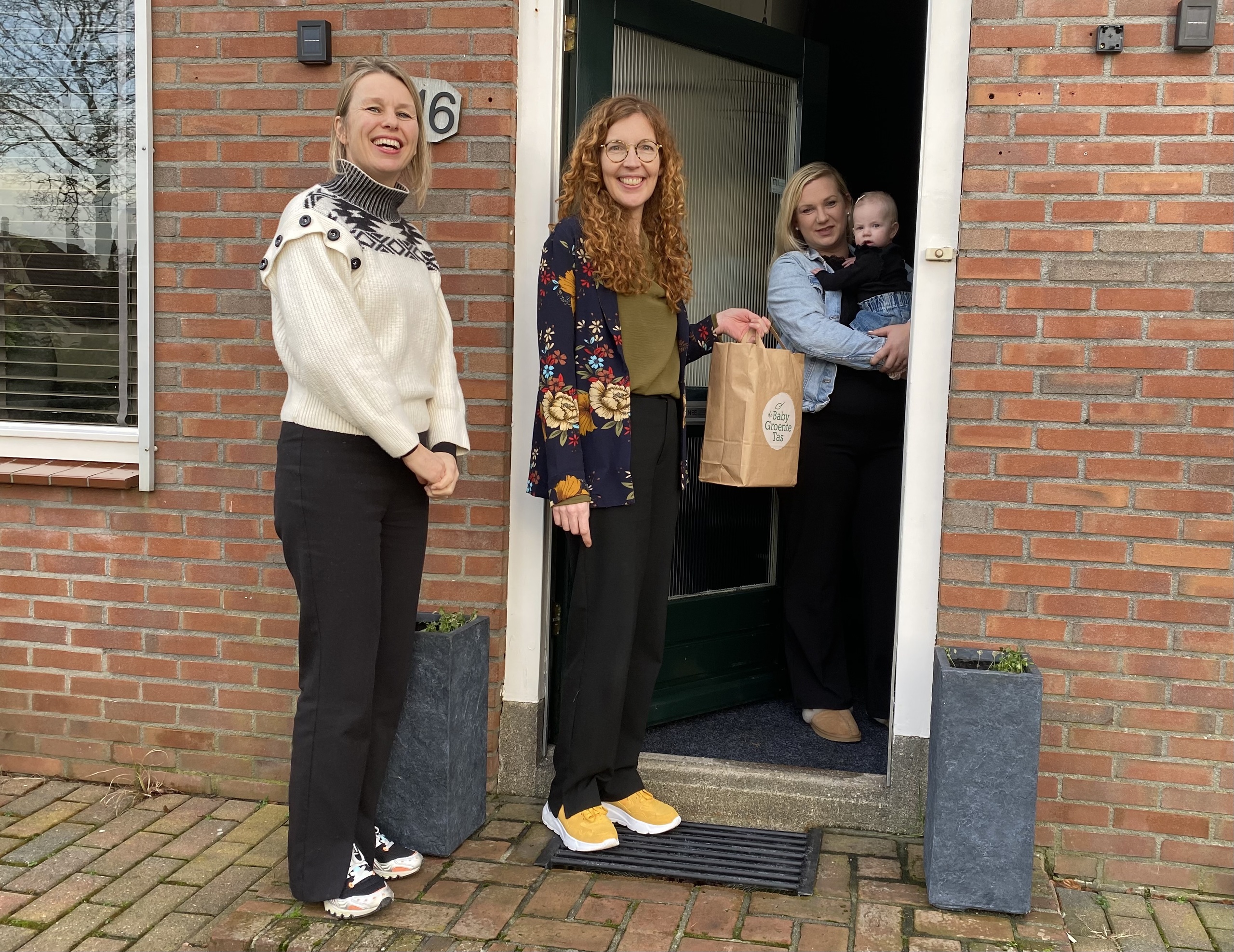 Foto van wethouder Tjitske Siderius en Floor Volker die een Baby Groente Tas uitreiken in Hattem