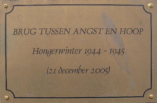 Gedenkplaat aan de IJsselbrug 3