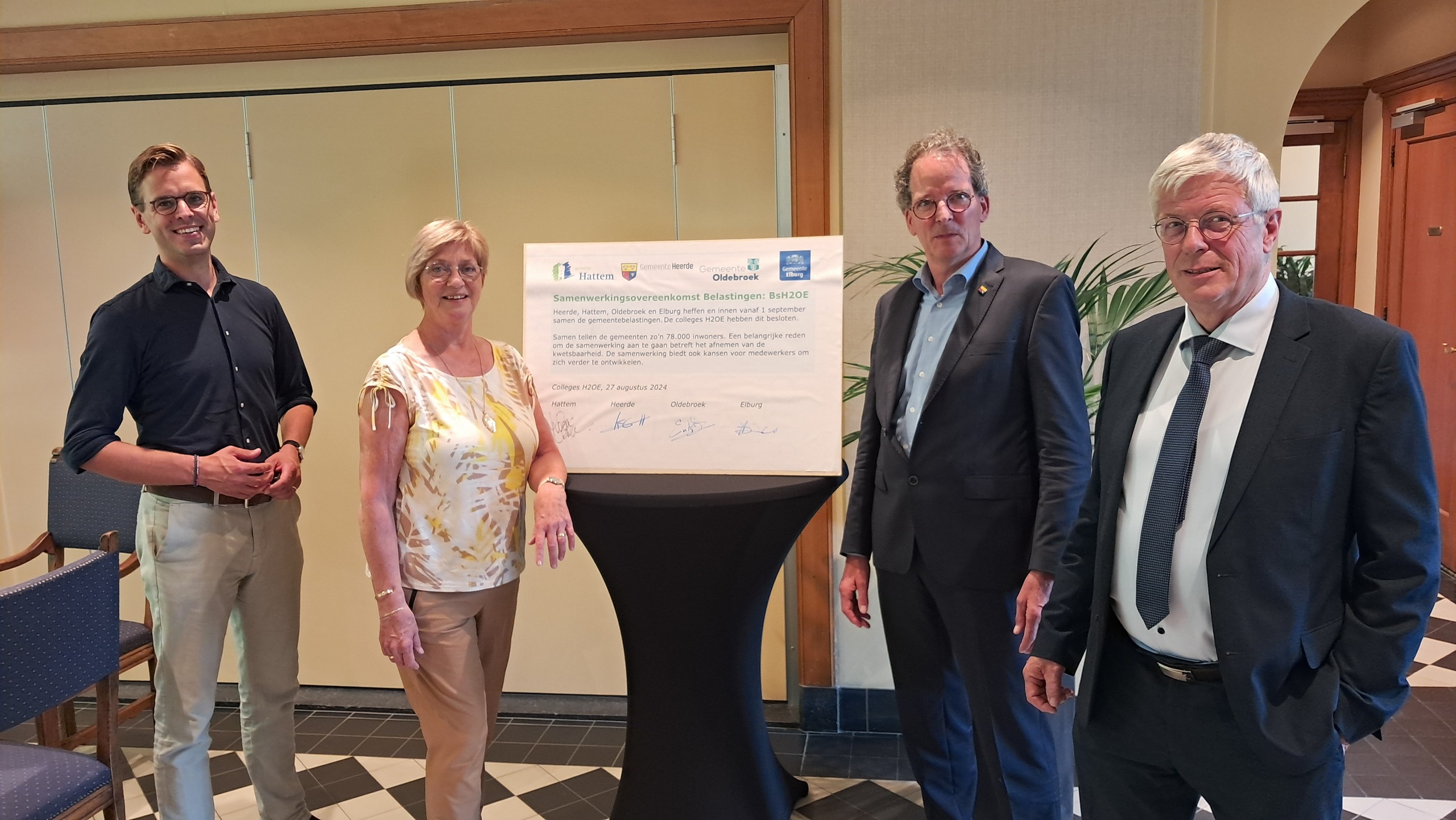 Foto van de ondertekening van de Samenwerkingsovereenkomst Belastingen met wethouder Koen Castelein namens de gemeente Hattem