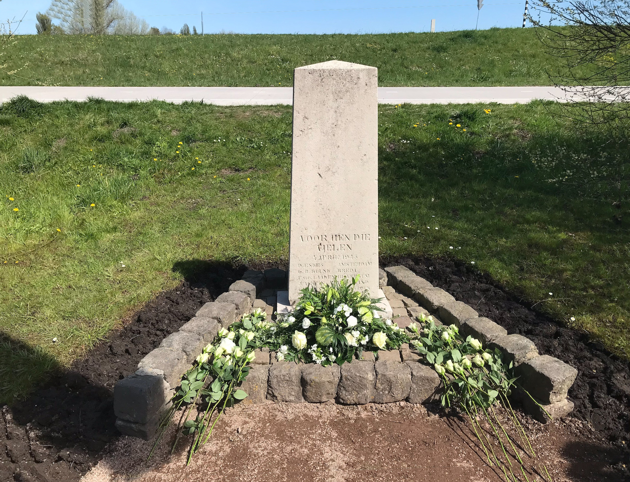 Monument Geldersedijk met bloemen